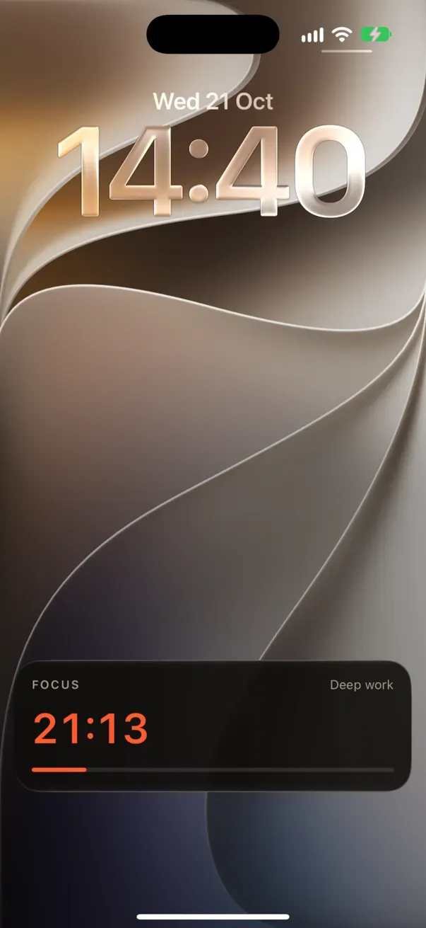 Pomo’s Live Activity on the iPhone lock screen during a focus: FOCUS on the left, the label Deep work on the right, 21:13 in orange and the progress bar a short way along